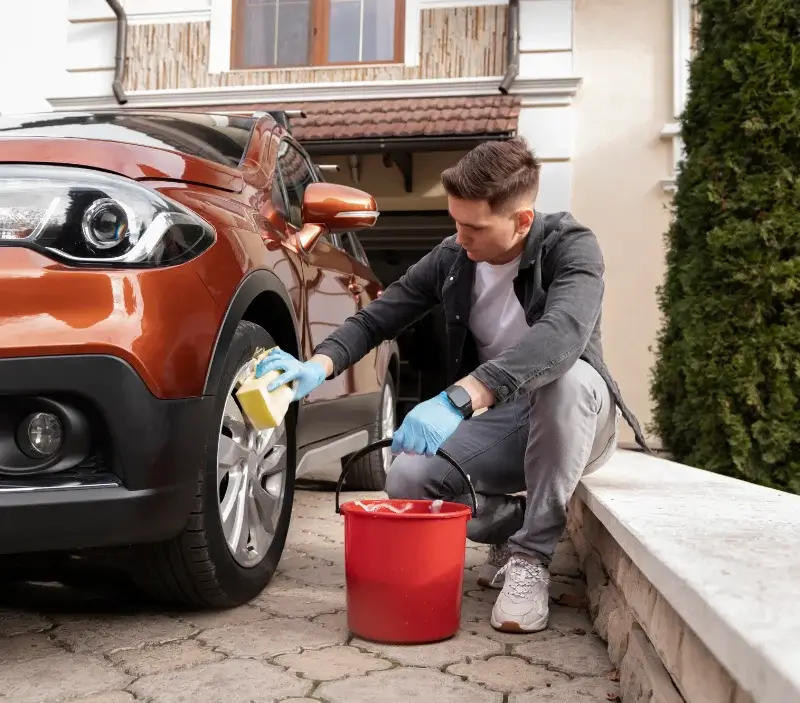 Lavage auto à domicile Troye-d'Ariège : professionnel intervenant sur un véhicule